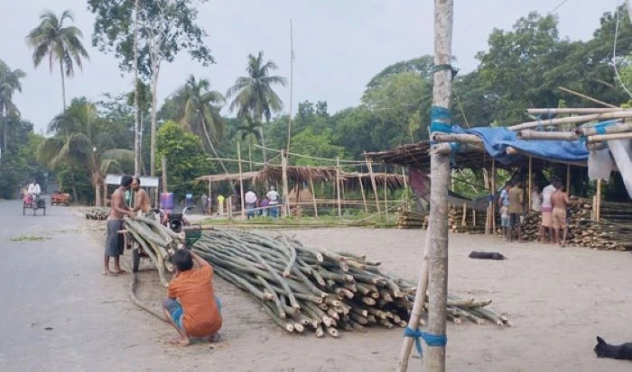 পাটগাতী-বাগেরহাট আঞ্চলিক মহাসড়কের পাশে বাঁশের হাট, বাড়ছে দুর্ঘটনার ঝুঁকি